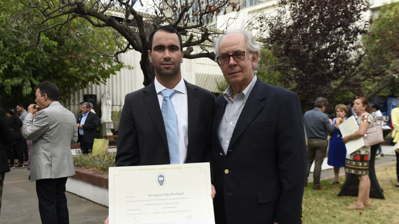 Foto 74 de 77: Galería fotográfica: Ceremonias de Titulación UGM Año Académico 2022 Derecho y Ciencias Sociales