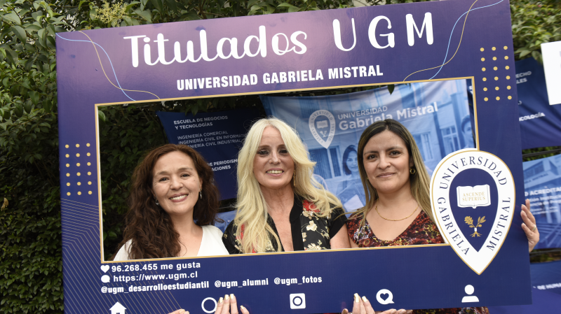 Foto 72 de 77: Galería fotográfica: Ceremonias de Titulación UGM Año Académico 2022 Derecho y Ciencias Sociales