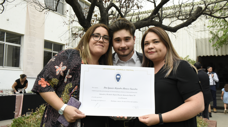 Foto 36 de 37: Galería fotográfica (Segunda Parte): Ceremonias de Titulación UGM Año Académico 2022 Ingenierías, Diseño, Psicología, Educación y Magíster UGM