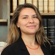 Imagen de la noticia: Profesora de Derecho UGM Javiera Farías fue destacada por aporte investigativo interuniversitario en libro de Ediciones UC