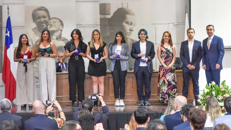 Foto 15 de 28: Universidad Gabriela Mistral realizó ceremonias de titulación para sus egresados y titulados 2022