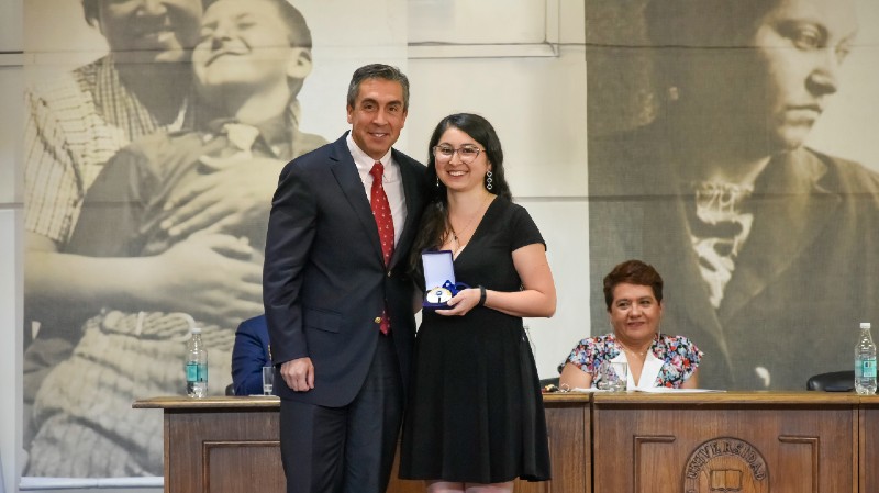 Foto 24 de 28: Universidad Gabriela Mistral realizó ceremonias de titulación para sus egresados y titulados 2022