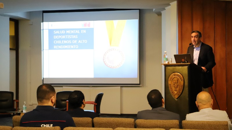 Foto 2 de 6: Egresados de Psicología UGM Natalia Duco e Ignacio Alvarado presentaron resultados de investigación sobre salud mental en deportistas