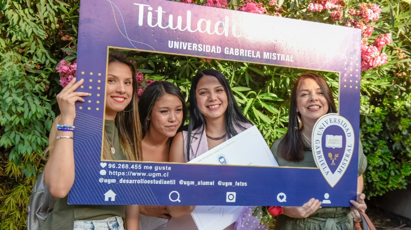 Foto 20 de 28: Universidad Gabriela Mistral realizó ceremonias de titulación para sus egresados y titulados 2022