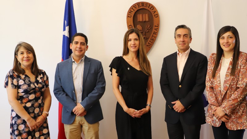 Foto 1 de 4: Catalina Aguirre, egresada UGM destacada en 100 Mujeres Líderes 2022 de El Mercurio, fue recibida por su Alma Mater