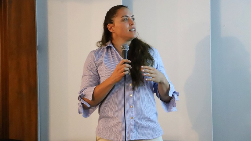 Foto 4 de 6: Egresados de Psicología UGM Natalia Duco e Ignacio Alvarado presentaron resultados de investigación sobre salud mental en deportistas