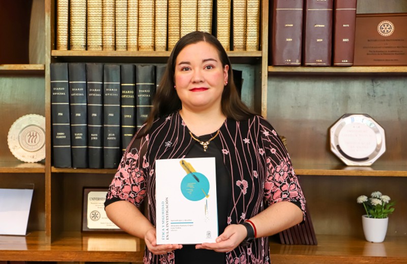 Imagen de la noticia: Profesora de Derecho UGM Javiera Farías fue destacada por aporte investigativo interuniversitario en libro de Ediciones UC