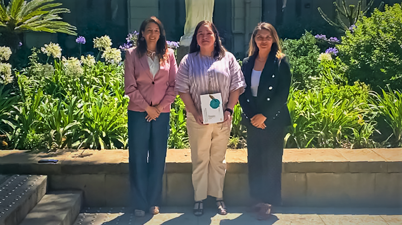 Foto 1 de 6: Profesora de Derecho UGM Javiera Farías fue destacada por aporte investigativo interuniversitario en libro de Ediciones UC