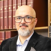 Imagen de la noticia: Profesor de Derecho UGM Gustavo Balmaceda Hoyos donó libros a colección de la Biblioteca UGM
