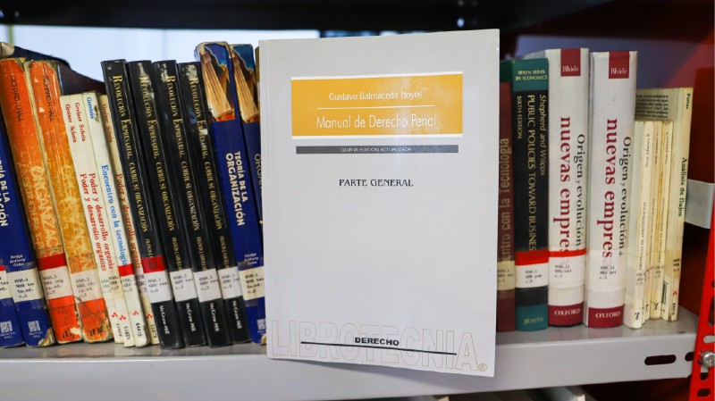 Foto 8 de 8: Profesor de Derecho UGM Gustavo Balmaceda Hoyos donó libros a colección de la Biblioteca UGM