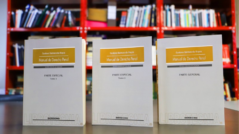 Foto 7 de 8: Profesor de Derecho UGM Gustavo Balmaceda Hoyos donó libros a colección de la Biblioteca UGM