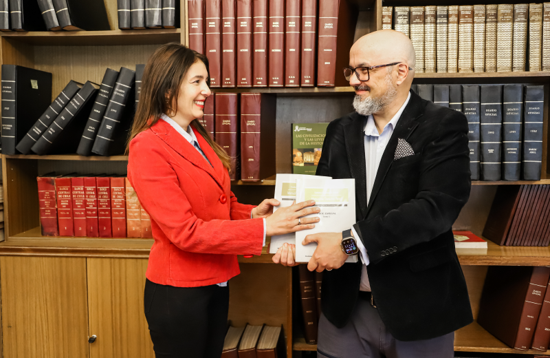Imagen de la noticia: Profesor de Derecho UGM Gustavo Balmaceda Hoyos donó libros a colección de la Biblioteca UGM