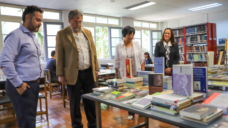 Foto 7 de 11: Padres de la profesora Patricia Vargas Zúñiga de la Escuela de Psicología realizaron importante donación de libros para la colección de la Biblioteca UGM