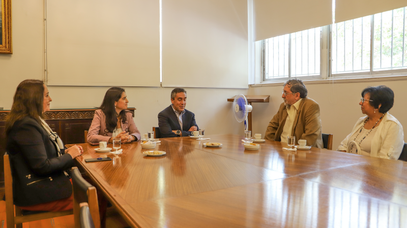 Foto 3 de 11: Padres de la profesora Patricia Vargas Zúñiga de la Escuela de Psicología realizaron importante donación de libros para la colección de la Biblioteca UGM