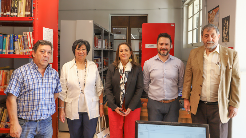 Foto 11 de 11: Padres de la profesora Patricia Vargas Zúñiga de la Escuela de Psicología realizaron importante donación de libros para la colección de la Biblioteca UGM