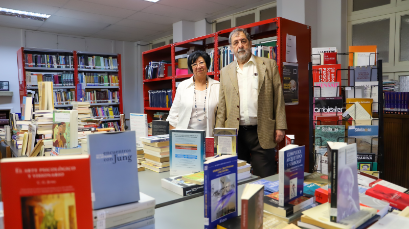 Foto 10 de 11: Padres de la profesora Patricia Vargas Zúñiga de la Escuela de Psicología realizaron importante donación de libros para la colección de la Biblioteca UGM