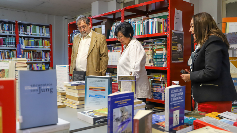 Foto 6 de 11: Padres de la profesora Patricia Vargas Zúñiga de la Escuela de Psicología realizaron importante donación de libros para la colección de la Biblioteca UGM