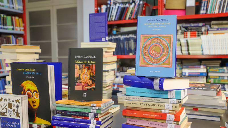 Foto 5 de 11: Padres de la profesora Patricia Vargas Zúñiga de la Escuela de Psicología realizaron importante donación de libros para la colección de la Biblioteca UGM