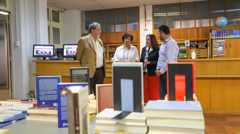 Foto 9 de 11: Padres de la profesora Patricia Vargas Zúñiga de la Escuela de Psicología realizaron importante donación de libros para la colección de la Biblioteca UGM