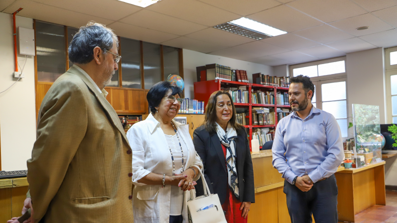 Foto 4 de 11: Padres de la profesora Patricia Vargas Zúñiga de la Escuela de Psicología realizaron importante donación de libros para la colección de la Biblioteca UGM