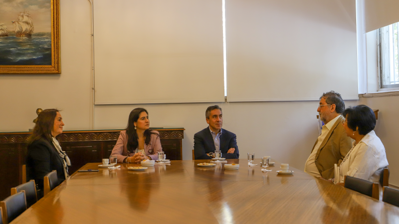 Foto 1 de 11: Padres de la profesora Patricia Vargas Zúñiga de la Escuela de Psicología realizaron importante donación de libros para la colección de la Biblioteca UGM