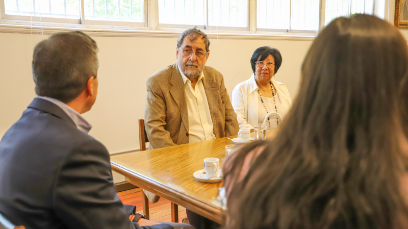 Foto 2 de 11: Padres de la profesora Patricia Vargas Zúñiga de la Escuela de Psicología realizaron importante donación de libros para la colección de la Biblioteca UGM