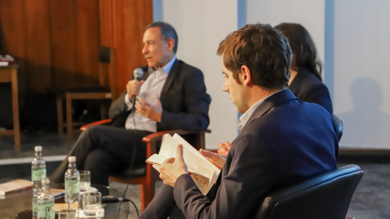 Foto 7 de 9: Dirección de Investigación y Doctorados (DID) presentó libro de Luca Valera: “Espejos. Filosofía y Nuevas Tecnologías”
