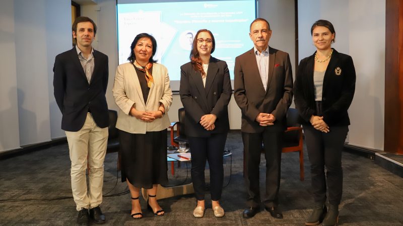 Foto 1 de 9: Dirección de Investigación y Doctorados (DID) presentó libro de Luca Valera: “Espejos. Filosofía y Nuevas Tecnologías”