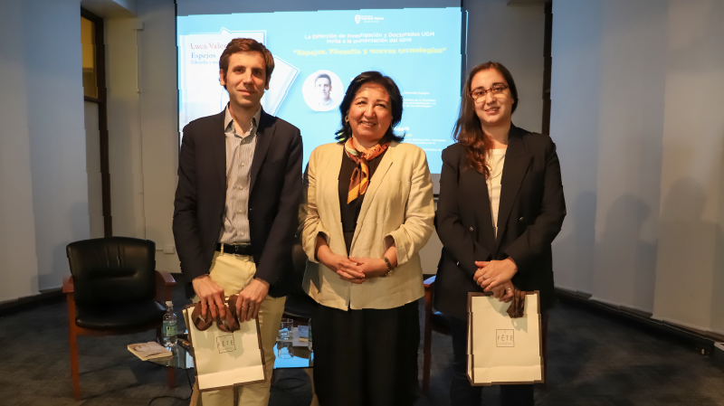 Foto 9 de 9: Dirección de Investigación y Doctorados (DID) presentó libro de Luca Valera: “Espejos. Filosofía y Nuevas Tecnologías”