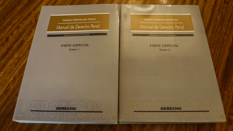 Foto 5 de 8: Profesor de Derecho UGM Gustavo Balmaceda Hoyos donó libros a colección de la Biblioteca UGM