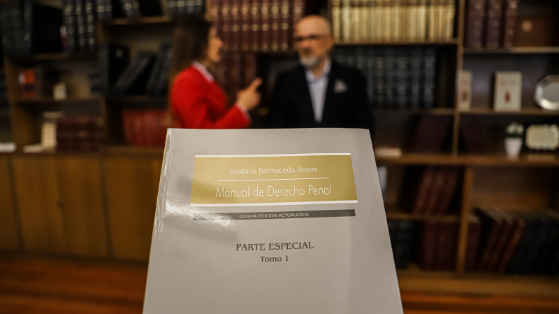 Foto 6 de 8: Profesor de Derecho UGM Gustavo Balmaceda Hoyos donó libros a colección de la Biblioteca UGM