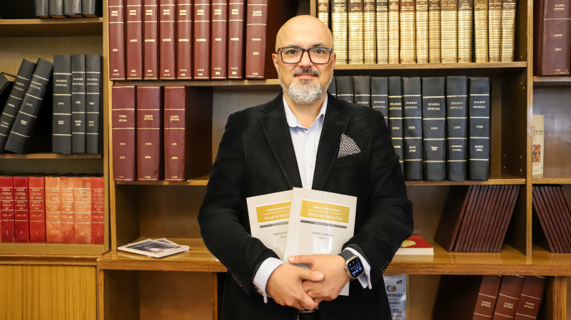 Foto 2 de 8: Profesor de Derecho UGM Gustavo Balmaceda Hoyos donó libros a colección de la Biblioteca UGM