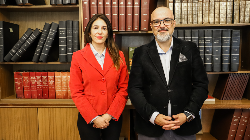 Foto 4 de 8: Profesor de Derecho UGM Gustavo Balmaceda Hoyos donó libros a colección de la Biblioteca UGM