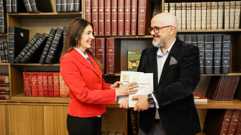 Foto 3 de 8: Profesor de Derecho UGM Gustavo Balmaceda Hoyos donó libros a colección de la Biblioteca UGM