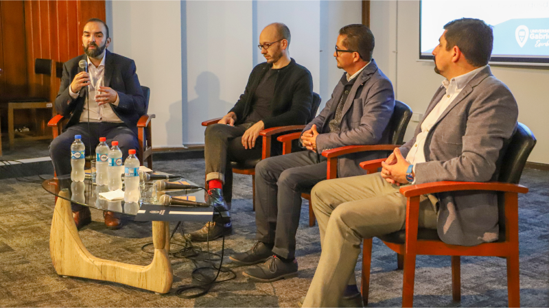 Foto 4 de 10: Escuela de Diseño y Artes Digitales presentó el texto “Actas del Coloquio” y realizó conversatorio sobre la promoción de estrategias en investigación