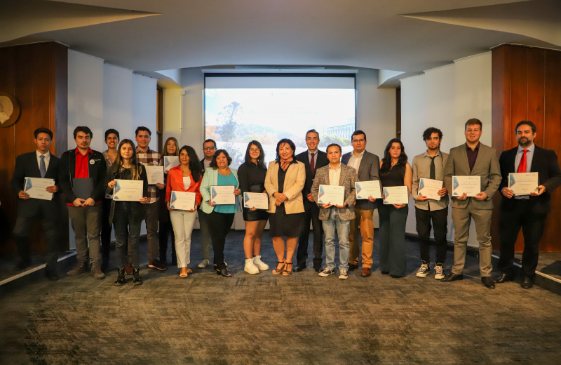 Imagen de la noticia: Vicerrectoría Académica entregó “Beca al Mérito Académico UGM 2023” a estudiantes destacados