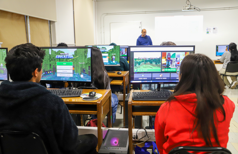 Imagen de la noticia: Casi un centenar de escolares realizaron talleres de programación y Minecraft en la UGM