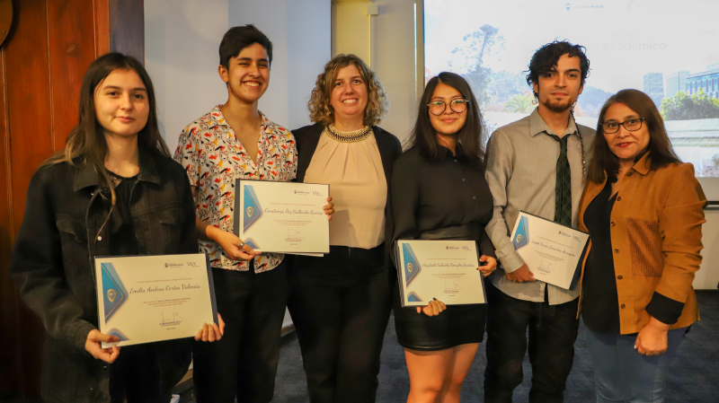 Foto 27 de 27: Vicerrectoría Académica entregó “Beca al Mérito Académico UGM 2023” a estudiantes destacados