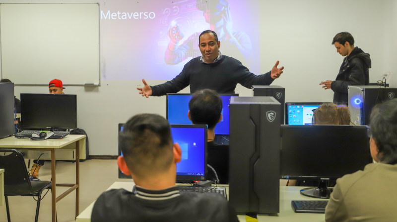 Foto 7 de 10: Casi un centenar de escolares realizaron talleres de programación y Minecraft en la UGM