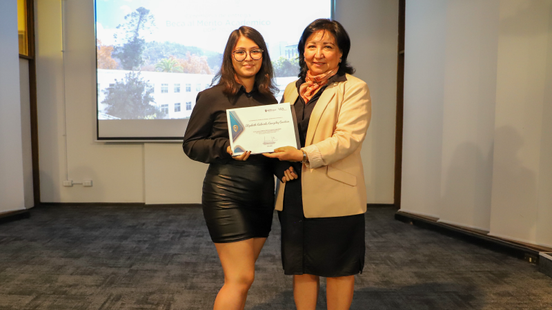 Foto 19 de 27: Vicerrectoría Académica entregó “Beca al Mérito Académico UGM 2023” a estudiantes destacados