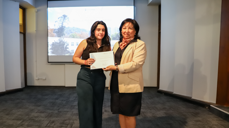 Foto 7 de 27: Vicerrectoría Académica entregó “Beca al Mérito Académico UGM 2023” a estudiantes destacados