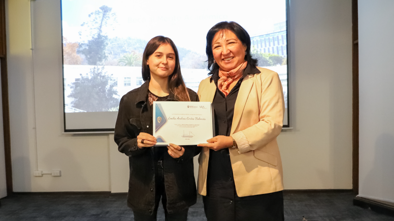 Foto 17 de 27: Vicerrectoría Académica entregó “Beca al Mérito Académico UGM 2023” a estudiantes destacados