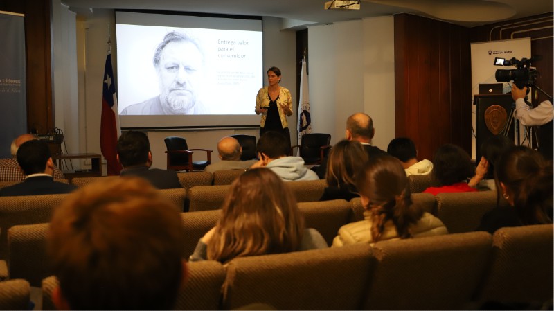 Foto 5 de 10: Jeannette Von Wolfersdorff presentó en UGM libro “Capitalismo: una historia sobre innovación, inversiones y el ser humano”