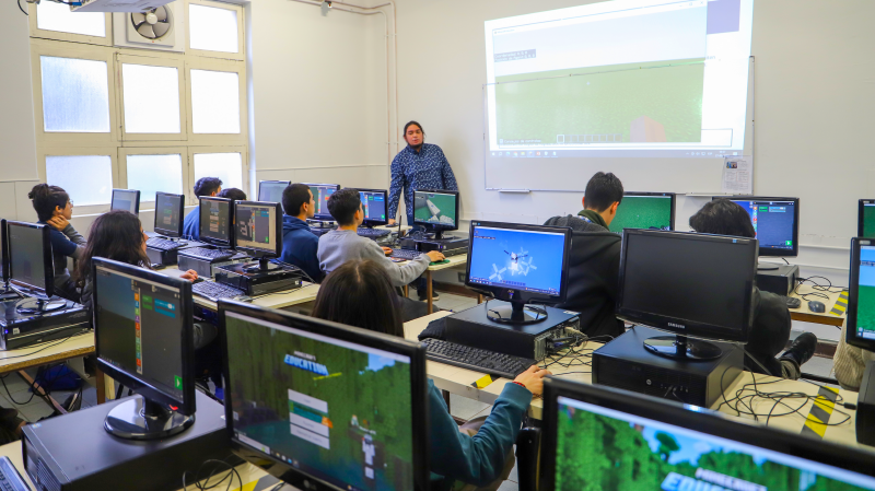 Foto 4 de 10: Casi un centenar de escolares realizaron talleres de programación y Minecraft en la UGM