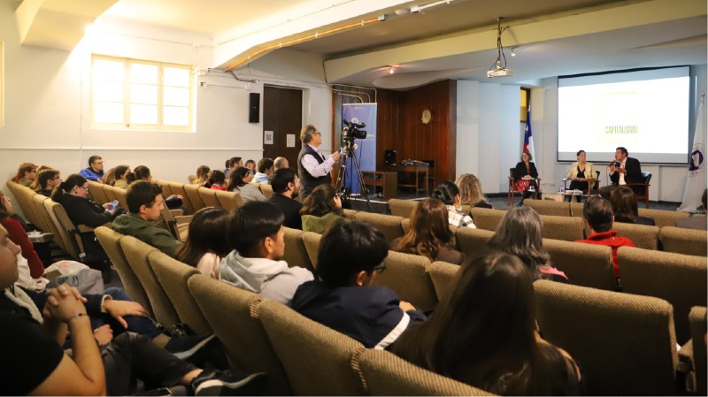 Foto 7 de 10: Jeannette Von Wolfersdorff presentó en UGM libro “Capitalismo: una historia sobre innovación, inversiones y el ser humano”