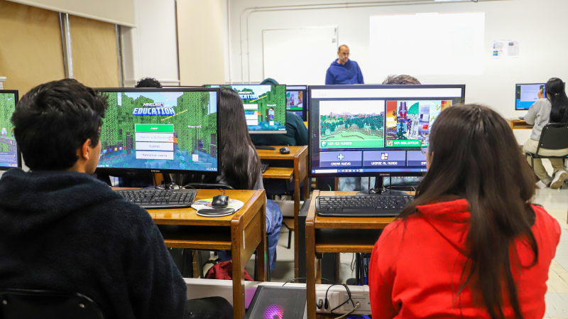 Foto 6 de 10: Casi un centenar de escolares realizaron talleres de programación y Minecraft en la UGM