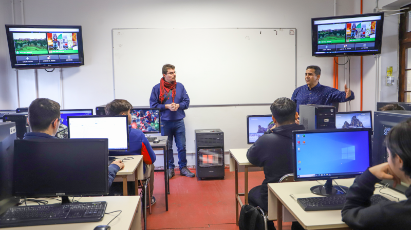 Foto 2 de 10: Casi un centenar de escolares realizaron talleres de programación y Minecraft en la UGM