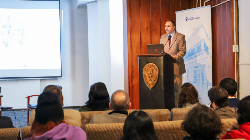 Foto 4 de 6: Académico UGM Javier Piñeiro presentó libro “Quo Vadis, Una reseña de la historia contemporánea de Chile”