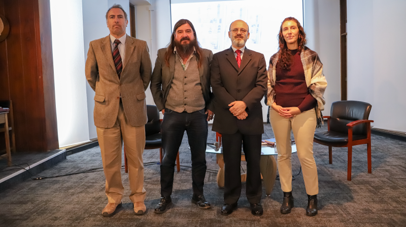 Foto 5 de 6: Académico UGM Javier Piñeiro presentó libro “Quo Vadis, Una reseña de la historia contemporánea de Chile”