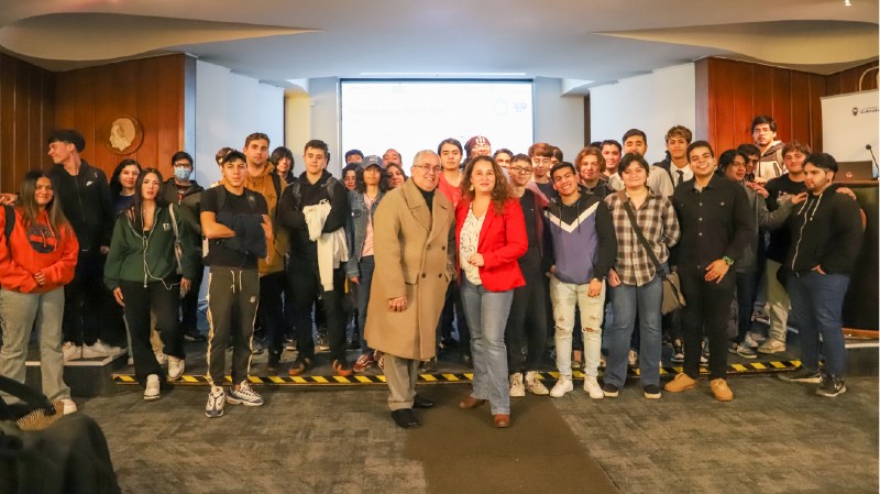 Foto 3 de 20: Estudiantes de la Escuela de Ingeniería y Tecnología UGM participaron de la competencia Hackaton Latam Oracle Apex